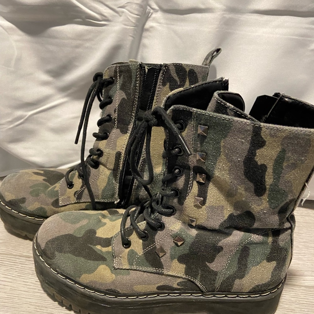 Boots - Picture 2 of 3